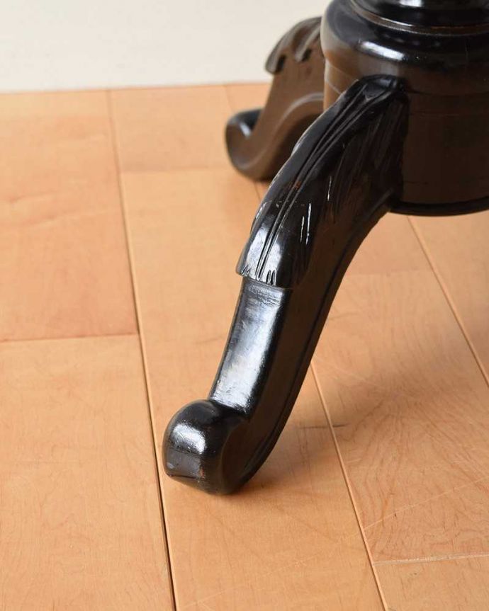 スツール・オットマン　アンティーク チェア　彫りがたっぷりと施された３本脚が美しい、英国アンティークのスツール 。移動もラクラクの理由は…Handleではアンティークチェアの脚の裏にフェルトキーパーをお付けしています。(q-279-c)
