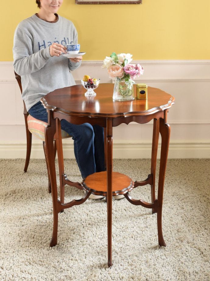 英国のアンティーク家具、マホガニー材の杢目が美しいサイドテーブル(q