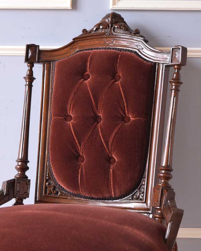 1Pソファ(ラウンジチェア)　アンティーク チェア　装飾が美しい英国から到着したアンティークナーシングチェア （ウォルナット材）。贅沢な美しさはアンティークの証女性のために作られた椅子だけに、見た目が美しい。(q-281-c)