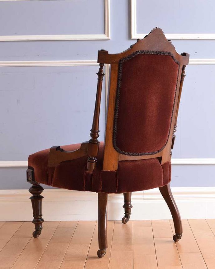 1Pソファ(ラウンジチェア)　アンティーク チェア　装飾が美しい英国から到着したアンティークナーシングチェア （ウォルナット材）。後ろ姿も上品です並べた時に後ろから見ることも多い椅子。(q-281-c)
