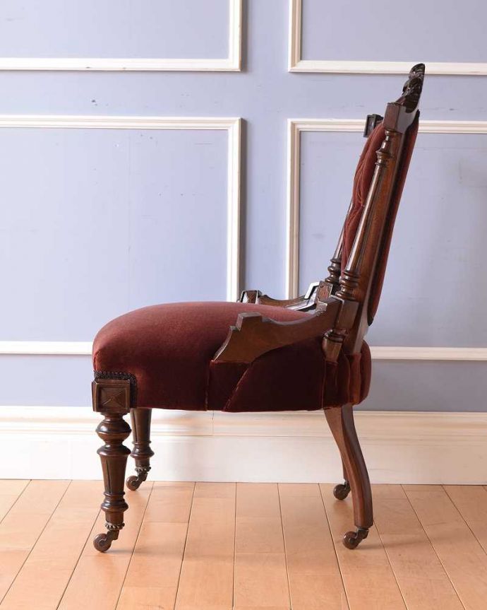 1Pソファ(ラウンジチェア)　アンティーク チェア　装飾が美しい英国から到着したアンティークナーシングチェア （ウォルナット材）。横から見ても優雅な立ち姿授乳のために作られた椅子は、座面が低く背もたれの角度もゆったり。(q-281-c)
