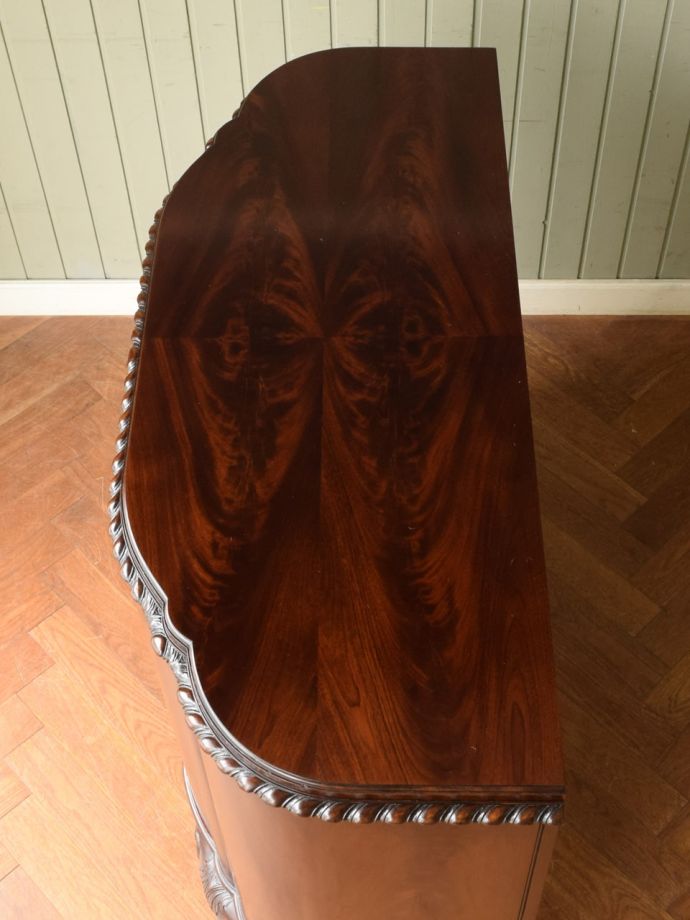 英国アンティークのサイドボード、マホガニー材の木目が優雅なハーフムーン型キャビネット