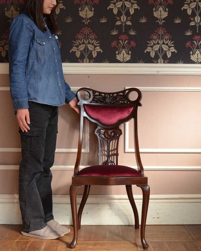 サロンチェア　アンティーク チェア　英国輸入の豪華な彫が美しい椅子、アンティークサイドチェア(サロンチェア)。座るためだけじゃなく見て楽しむ椅子上質な雰囲気が漂うアンティークのサロンチェアは、座るためだけの椅子ではありません。(q-283-c)