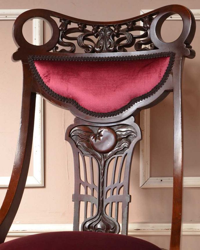サロンチェア　アンティーク チェア　英国輸入の豪華な彫が美しい椅子、アンティークサイドチェア(サロンチェア)。アンティークらしい背もたれの装飾上質な雰囲気を漂わせる細かい彫。(q-283-c)