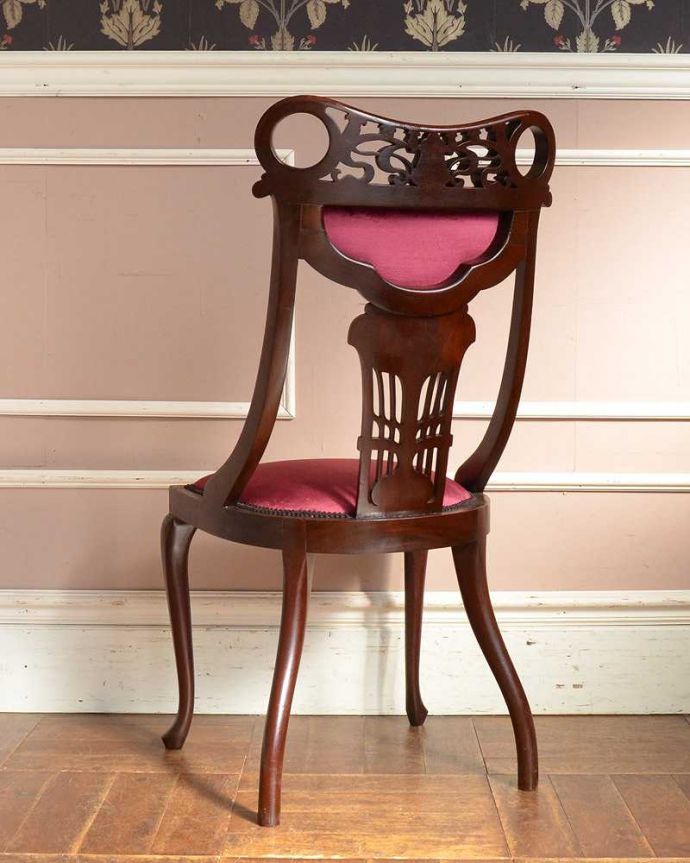 サロンチェア　アンティーク チェア　英国輸入の豪華な彫が美しい椅子、アンティークサイドチェア(サロンチェア)。後ろ姿にも自信アリ並べた時に後ろから見ることも多い椅子。(q-283-c)