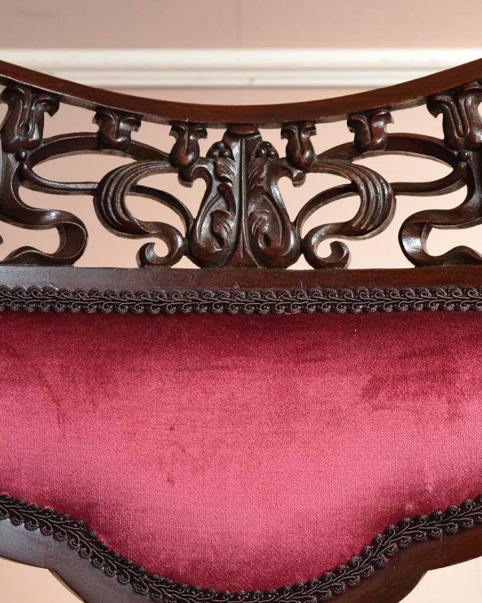 サロンチェア　アンティーク チェア　英国輸入の豪華な彫が美しい椅子、アンティークサイドチェア(サロンチェア)。うっとりするほど細かい細工まだ機械の発達していない時代に、手作業で作られた細かい細工。(q-283-c)