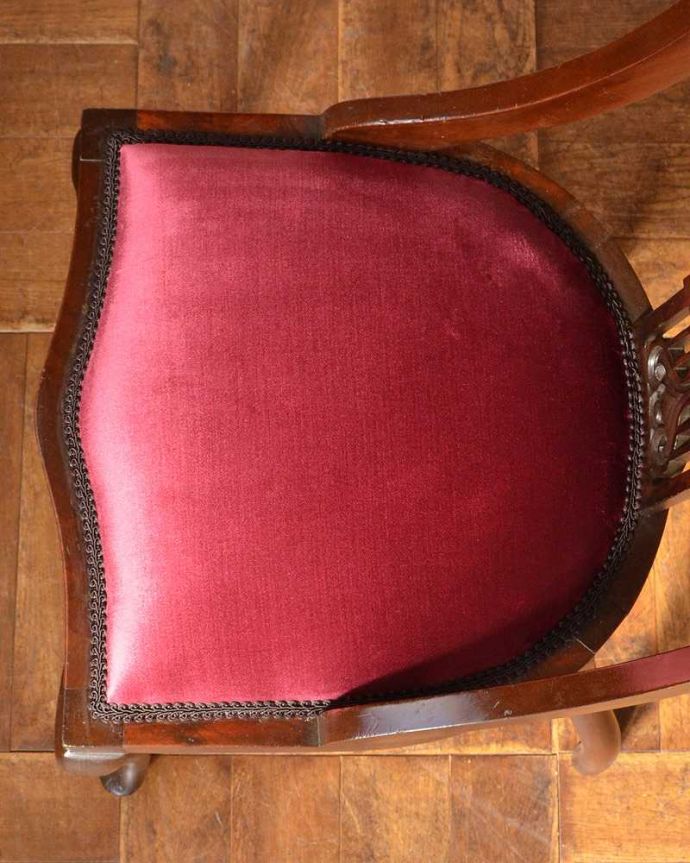 サロンチェア　アンティーク チェア　英国輸入の豪華な彫が美しい椅子、アンティークサイドチェア(サロンチェア)。座面を上から見るとこんな感じ座面は布貼りなので、長時間座っても疲れません。(q-283-c)