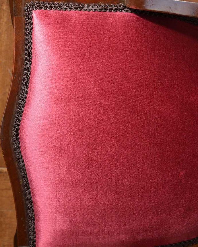 サロンチェア　アンティーク チェア　英国輸入の豪華な彫が美しい椅子、アンティークサイドチェア(サロンチェア)。生地のセレクトにもこだわりました優雅なアンティークチェアの雰囲気をそのままに、一番似合う貼り座をじっくり選びました。(q-283-c)