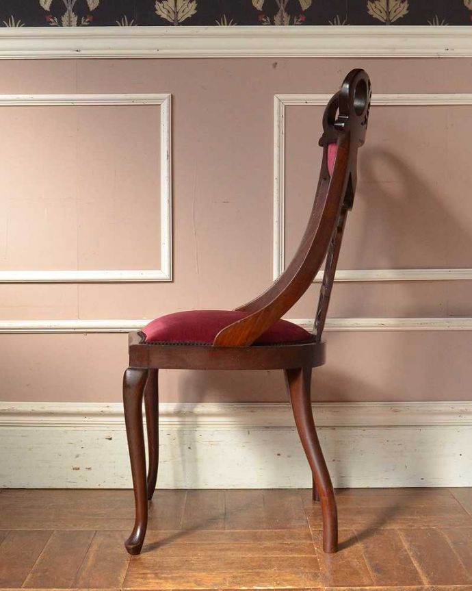 サロンチェア　アンティーク チェア　英国輸入の豪華な彫が美しい椅子、アンティークサイドチェア(サロンチェア)。横から見ても優雅な立ち姿背もたれがカーブしているので楽です。(q-283-c)