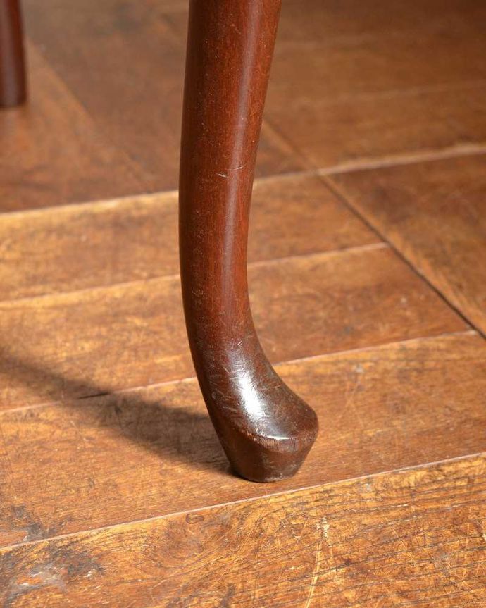 サロンチェア　アンティーク チェア　英国輸入の豪華な彫が美しい椅子、アンティークサイドチェア(サロンチェア)。床を滑らせて移動出来ますHandleではアンティークチェアの脚の裏にフェルトキーパーをお付けしています。(q-283-c)