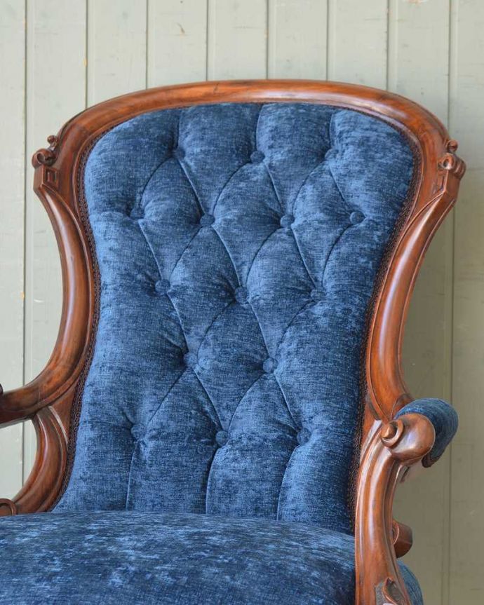 1Pソファ(ラウンジチェア)　アンティーク チェア　ブルーの張地と装飾が美しいウォルナット材のアームチェア、キャスター付きのアンティークナーシングチェア 。贅沢な美しさはアンティークの証女性のために作られた椅子だけに、見た目が美しい。(q-284-c)