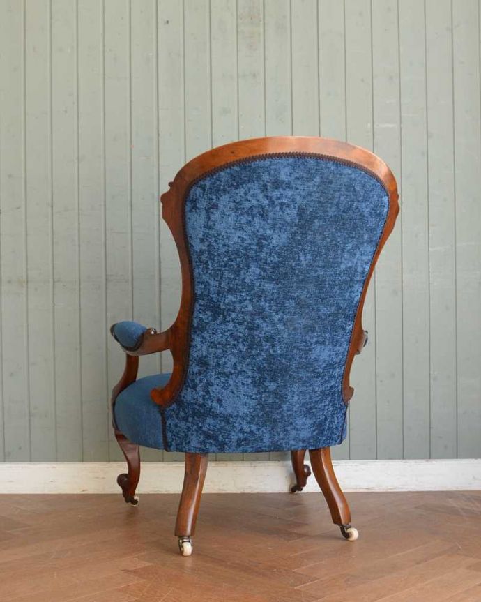 1Pソファ(ラウンジチェア)　アンティーク チェア　ブルーの張地と装飾が美しいウォルナット材のアームチェア、キャスター付きのアンティークナーシングチェア 。後ろ姿も上品です並べた時に後ろから見ることも多い椅子。(q-284-c)