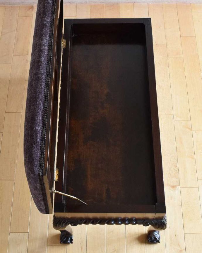 布座面　アンティーク チェア　マホガニー材のピアノスツール、アンティークデュエットスツール（マホガニー材）。座面をパカッと開くと･･･腰を抜かすほどビックリした収納！結構たっぷり収納できます。(q-285-c)