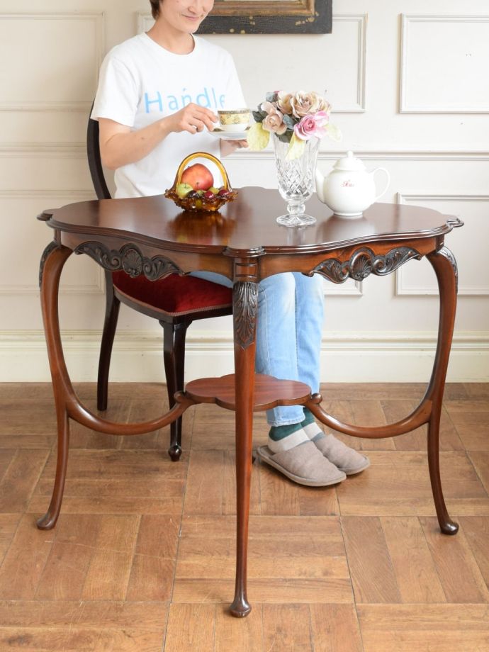 イギリスの華やかなアンティークのティーテーブル、優雅な猫脚のサイド