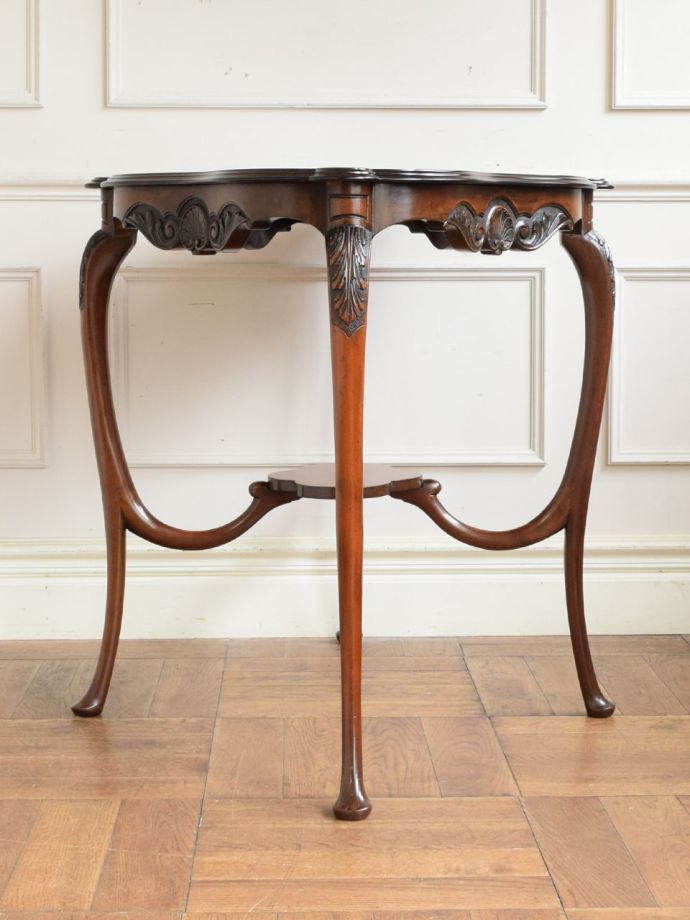 イギリスの華やかなアンティークのティーテーブル、優雅な猫脚のサイドテーブル