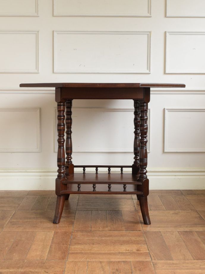 高級感のある英国アンティークのテーブル、美しいマホガニー材のサイド 