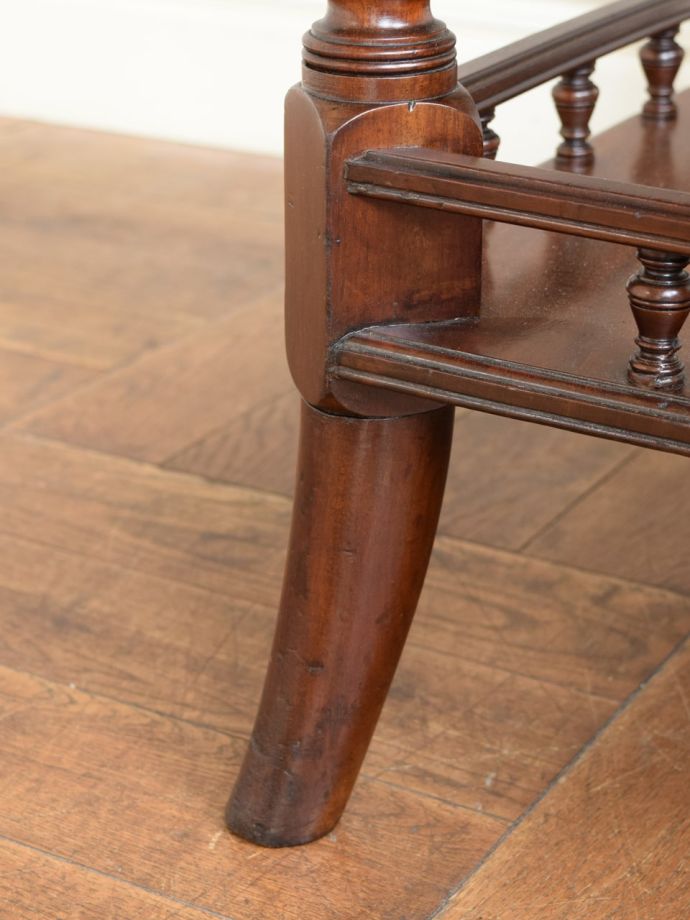 高級感のある英国アンティークのテーブル、美しいマホガニー材のサイド