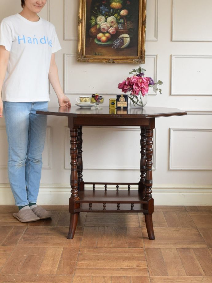 高級感のある英国アンティークのテーブル、美しいマホガニー材のサイド 