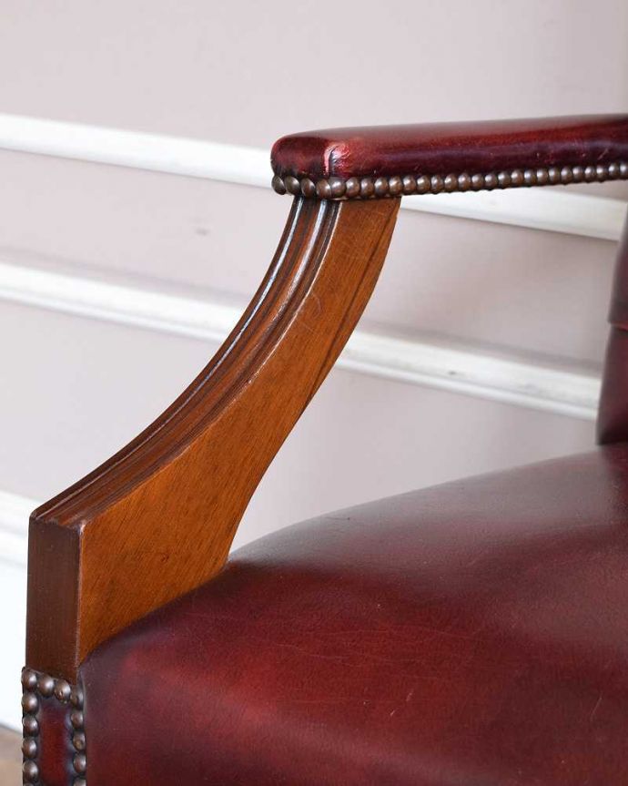 布座面　アンティーク チェア　英国輸入のアンティークの回転椅子、カッコいいデスクチェア（リボルビングチェア）。アーム部分もカッコいい肘を掛けておけるアームチェアは座ったときにやっぱりラク。(q-289-c)