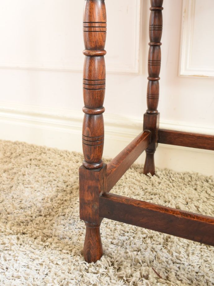 英国アンティークのオーク材のテーブル、挽き物細工の脚がおしゃれな