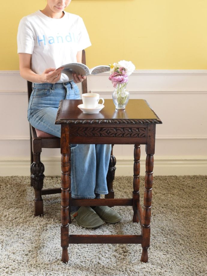 英国アンティークのオーク材のテーブル、挽き物細工の脚がおしゃれな