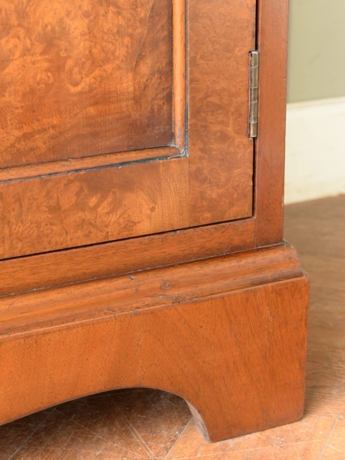 上品な英国アンティークのガラスキャビネット、スリムな1枚扉付き本棚(q-2904-f)｜アンティーク家具