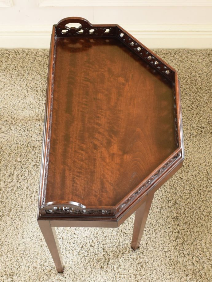 英国アンティークのテーブル、透かし彫りが美しいウォールナット材のコンソールテーブル