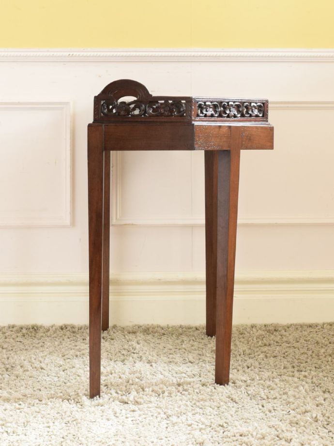 英国アンティークのテーブル、透かし彫りが美しいウォールナット材の