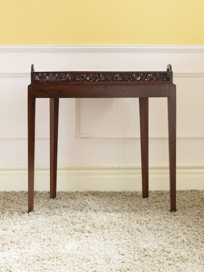 英国アンティークのテーブル、透かし彫りが美しいウォールナット材の 