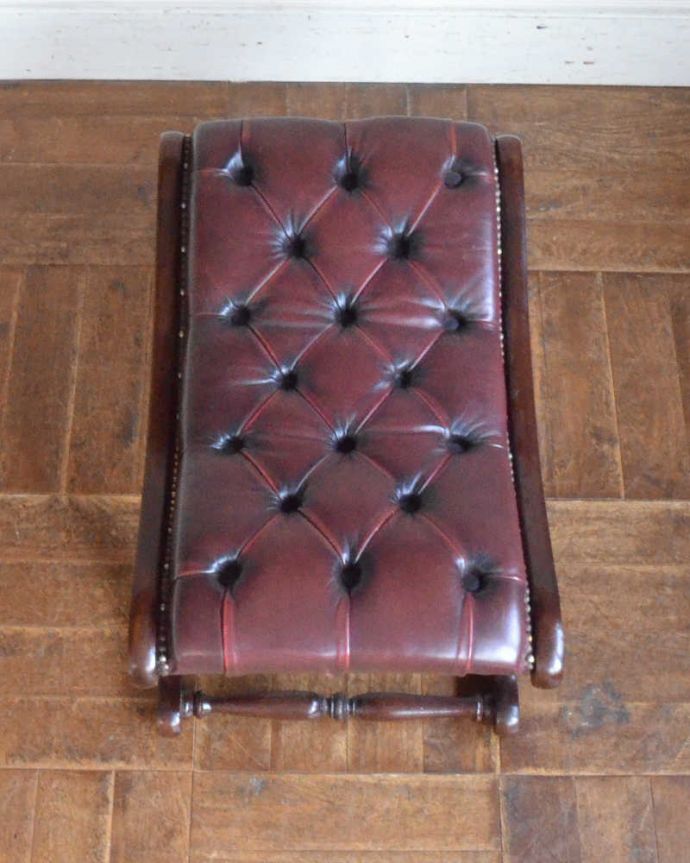 布座面　アンティーク チェア　英国スタイルのキレイなアンティークスツール、革張りのオットマン。座面を上から見るとこんな感じ座面は布貼りなので、長時間座っても疲れません。(q-291-c)