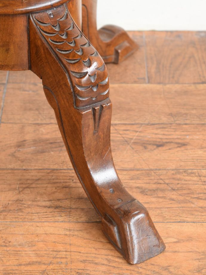 イギリスから届いた1890年代のアンティークの椅子、ウォールナット材のピアノスツール