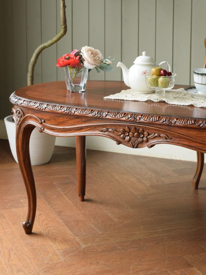 フランスから届いた優雅なアンティークテーブル、マホガニー材のオーバル形ローテーブル