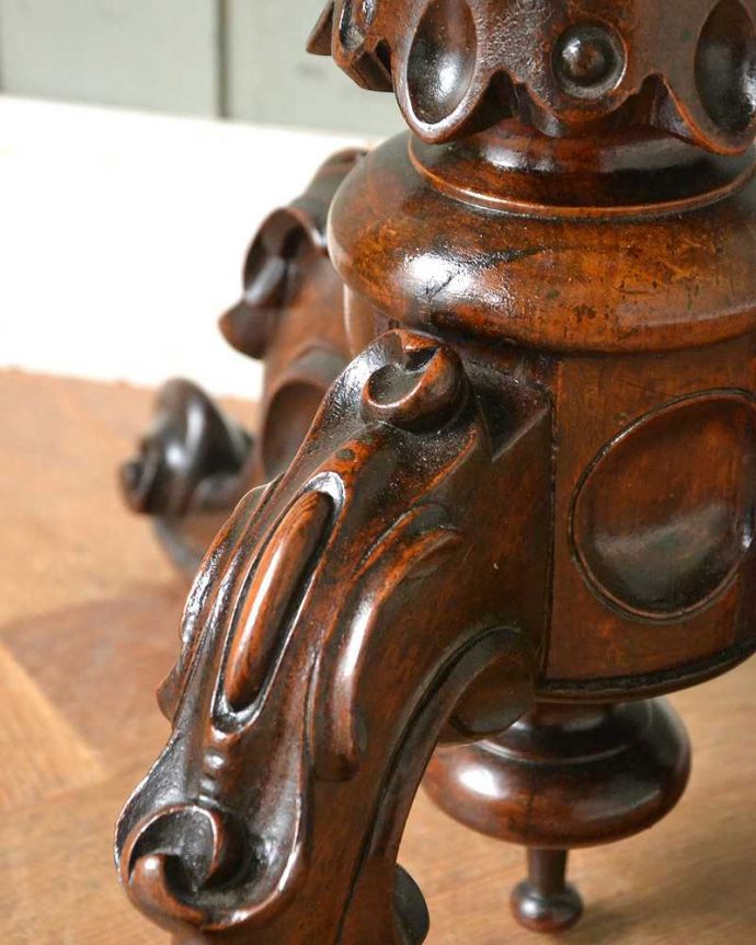 スツール・オットマン　アンティーク チェア　彫りがたっぷりと施された３本脚が美しい、イギリス輸入のアンティークスツール。うっとりする美しさアンティークだから手に入る美しい彫。(q-294-c)
