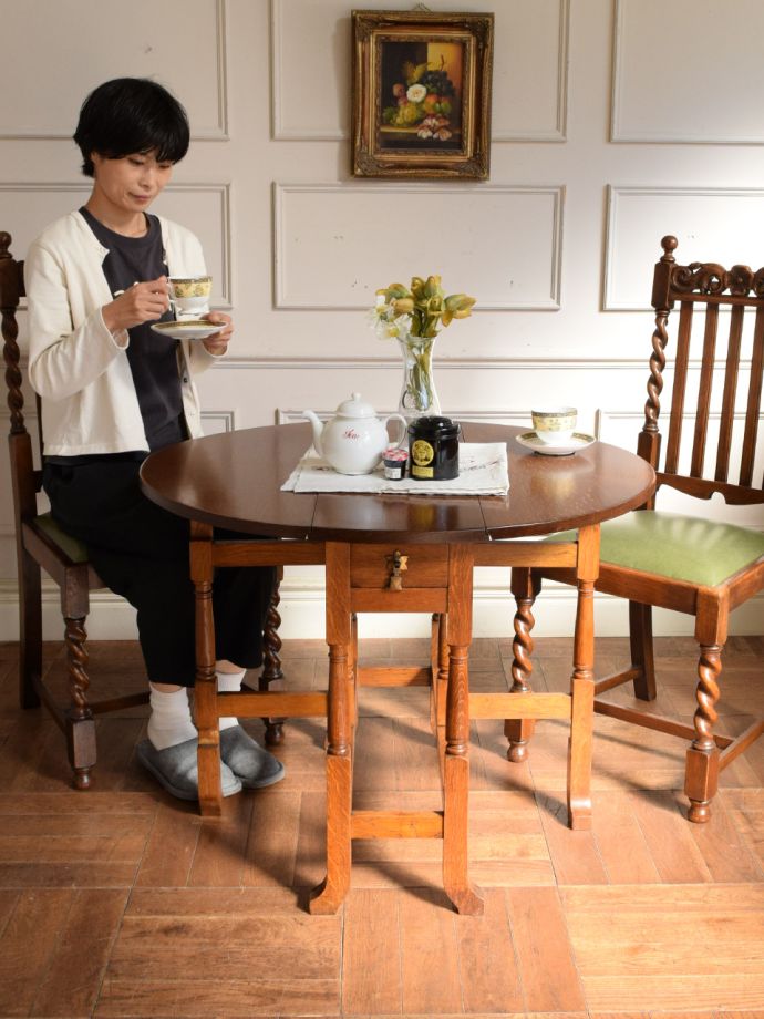 英国アンティーク　折り畳み式ゲートレッグテーブル　伸長式テーブル北欧風にもオーク材で作られています