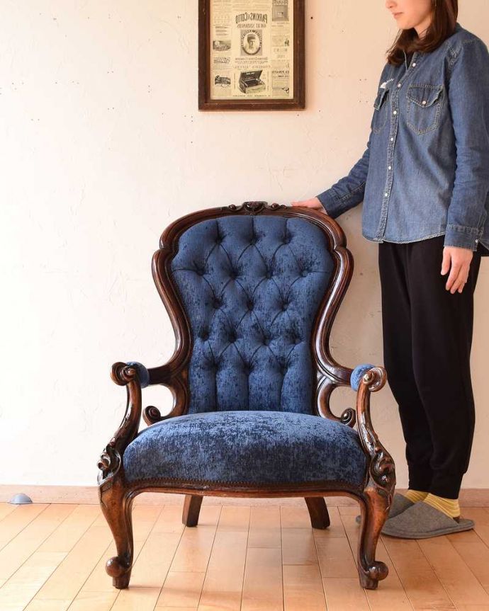 布座面　アンティーク チェア　1890年代のアンティーク椅子、ブルーが美しいウォルナット材のイージーチェア（サロンチェア）。上品な雰囲気が漂うチェア。(q-296-c)