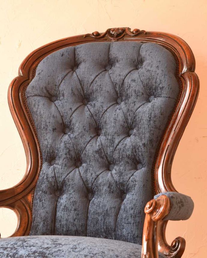 布座面　アンティーク チェア　1890年代のアンティーク椅子、ブルーが美しいウォルナット材のイージーチェア（サロンチェア）。贅沢な美しさはアンティークの証現代の技術では再現出来ないほど凝った造りの椅子はアンティークだから手に入れることが出来る一脚です。(q-296-c)