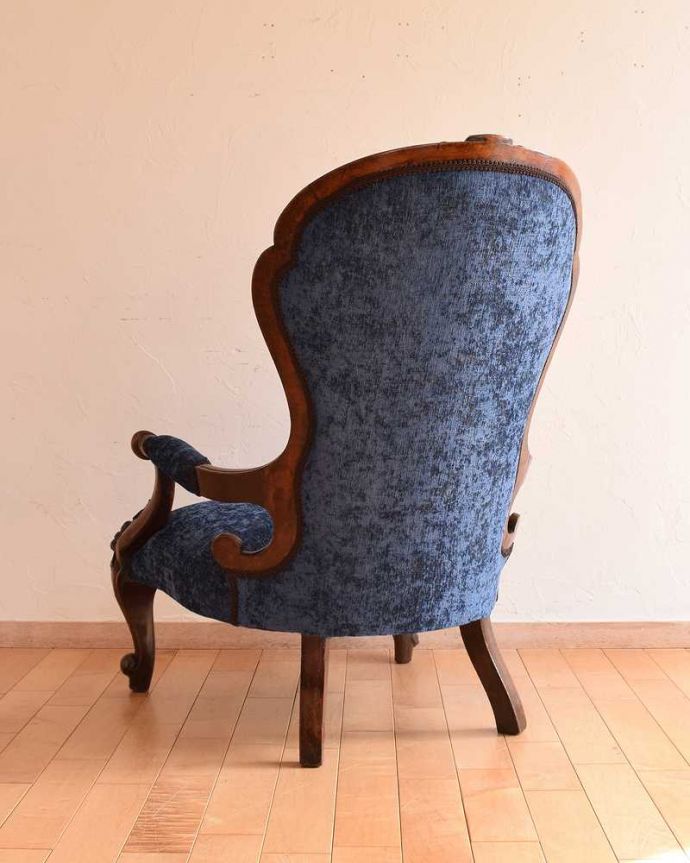 布座面　アンティーク チェア　1890年代のアンティーク椅子、ブルーが美しいウォルナット材のイージーチェア（サロンチェア）。後ろ姿も上品です並べた時に後ろから見ることも多い椅子。(q-296-c)
