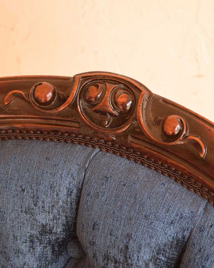 布座面　アンティーク チェア　1890年代のアンティーク椅子、ブルーが美しいウォルナット材のイージーチェア（サロンチェア）。うっとりするほど細かい細工まだ機械の発達していない時代に、手作業で作られた細かい細工。(q-296-c)