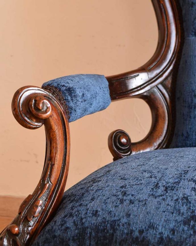 布座面　アンティーク チェア　1890年代のアンティーク椅子、ブルーが美しいウォルナット材のイージーチェア（サロンチェア）。アーム部分にも注目肘を掛けておけるアームチェアは座ったときにやっぱりラク。(q-296-c)