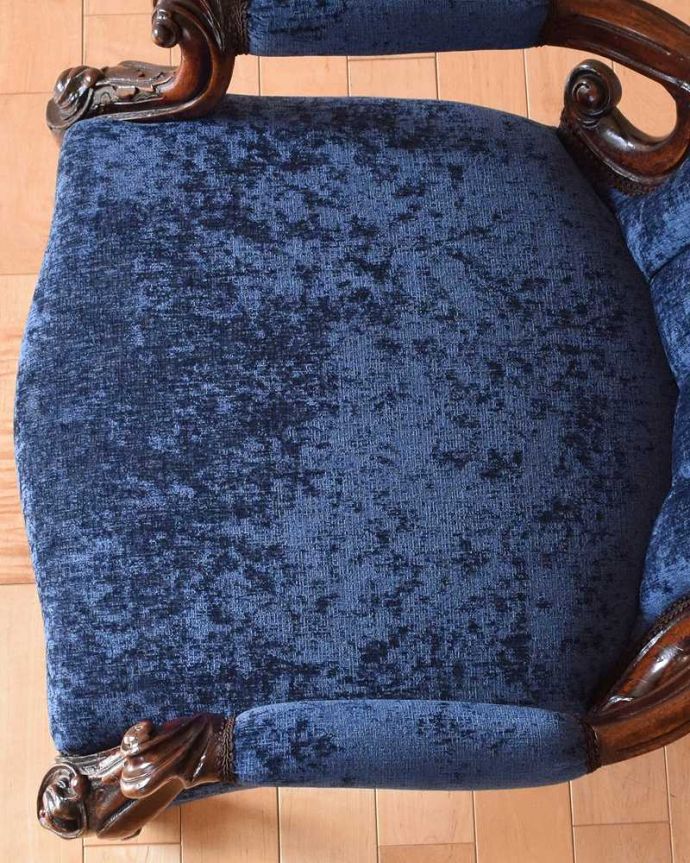 布座面　アンティーク チェア　1890年代のアンティーク椅子、ブルーが美しいウォルナット材のイージーチェア（サロンチェア）。大切な自分だけの時間に座面がゆったりと広め。(q-296-c)