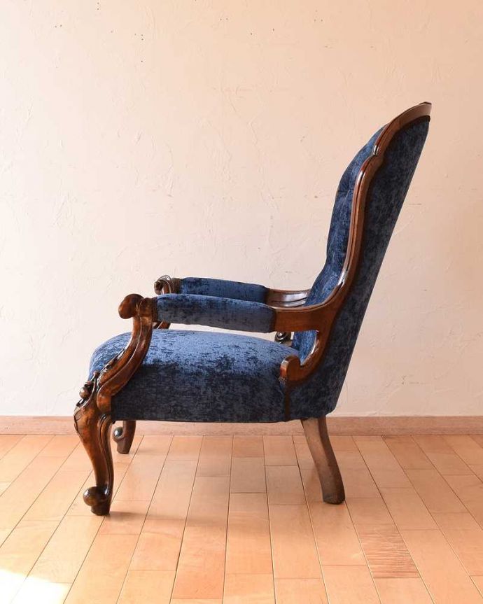 布座面　アンティーク チェア　1890年代のアンティーク椅子、ブルーが美しいウォルナット材のイージーチェア（サロンチェア）。横から見ても優雅な立ち姿授乳のために作られた椅子は、座面が低く背もたれの角度もゆったり。(q-296-c)