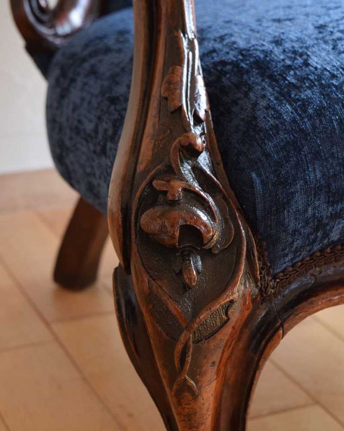 布座面　アンティーク チェア　1890年代のアンティーク椅子、ブルーが美しいウォルナット材のイージーチェア（サロンチェア）。いろんな場所にこだわり彫のデザインもいろいろです。(q-296-c)