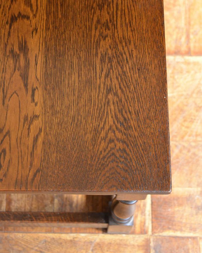 ブランケットボックス・収納ボックス　アンティーク家具　オーク材を使ったアンティークの英国家具、小ぶりなテレフォンベンチ。近くで見ると･･･天板もしっかりしていて丈夫です。(q-297-c)