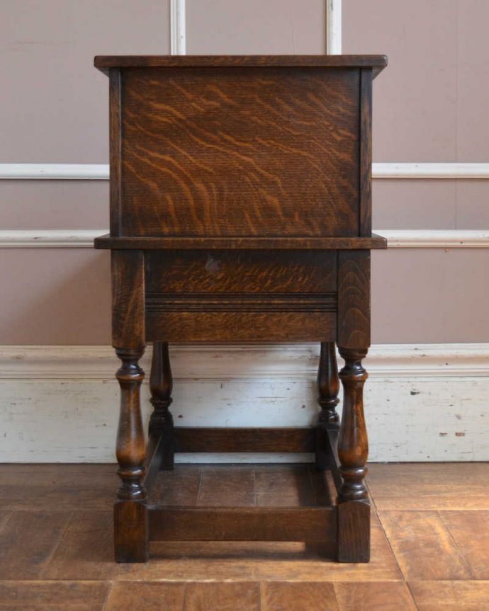 ブランケットボックス・収納ボックス　アンティーク家具　オーク材を使ったアンティークの英国家具、小ぶりなテレフォンベンチ。後ろ姿も見て下さい。(q-297-c)