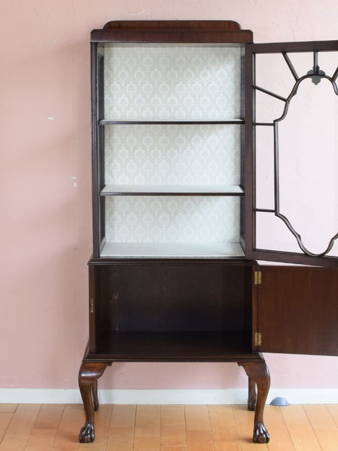 英国アンティークのおしゃれなキャビネット、ガラス扉の模様が美しい猫足の飾り棚