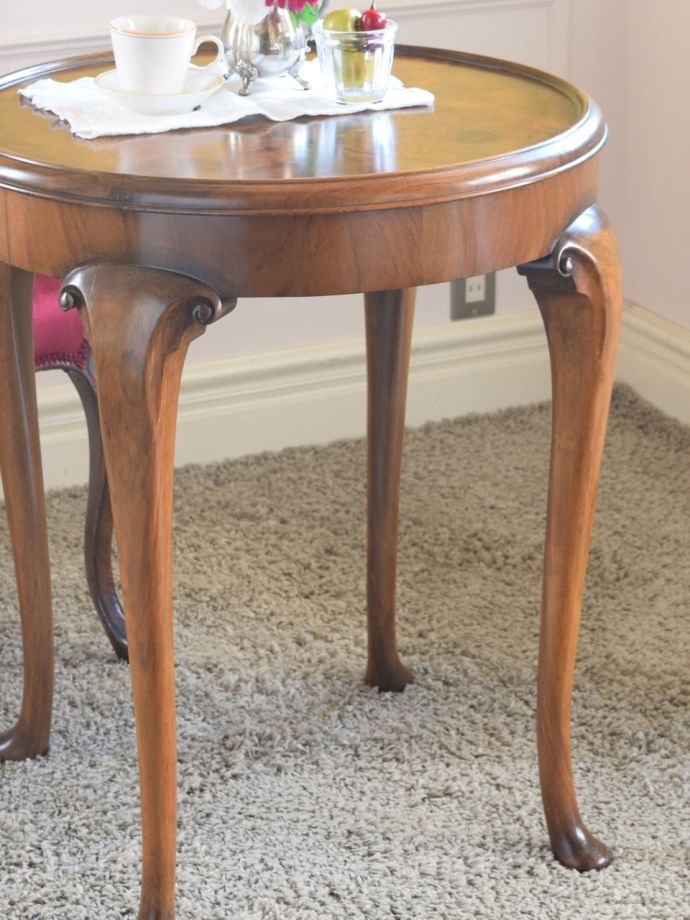 英国アンティークのオケージョナルテーブル、ウォールナットの木目が美しいサイドテーブル