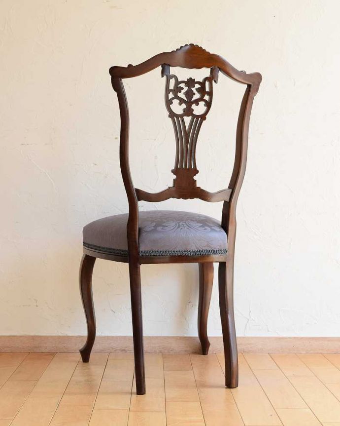 ダイニングチェア　アンティーク チェア　英国輸入の美しい椅子、マホガニー材のアンティークサイドチェア(サロンチェア)。後ろ姿にも自信アリ並べた時に後ろから見ることも多い椅子。(q-299-c)