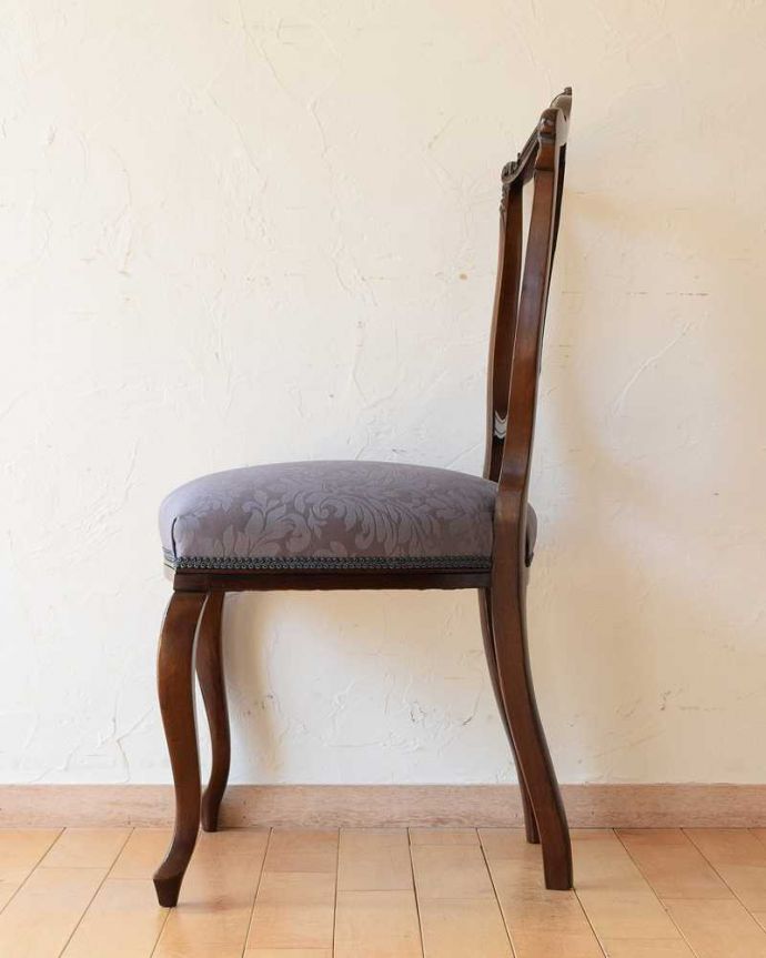 ダイニングチェア　アンティーク チェア　英国輸入の美しい椅子、マホガニー材のアンティークサイドチェア(サロンチェア)。横から見ても優雅な立ち姿背もたれがカーブしているので楽です。(q-299-c)
