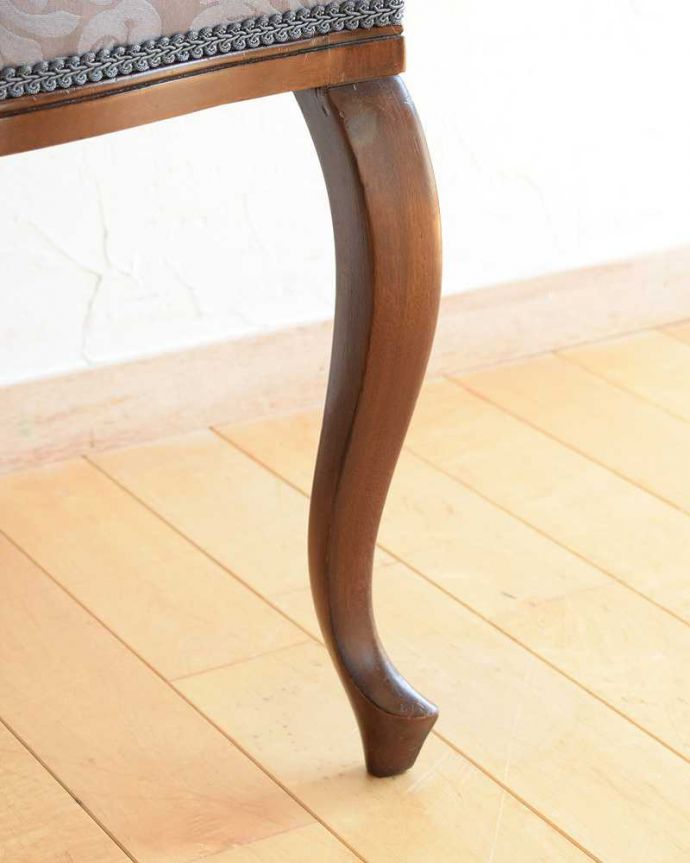 ダイニングチェア　アンティーク チェア　英国輸入の美しい椅子、マホガニー材のアンティークサイドチェア(サロンチェア)。床を滑らせて移動出来ますHandleではアンティークチェアの脚の裏にフェルトキーパーをお付けしています。(q-299-c)