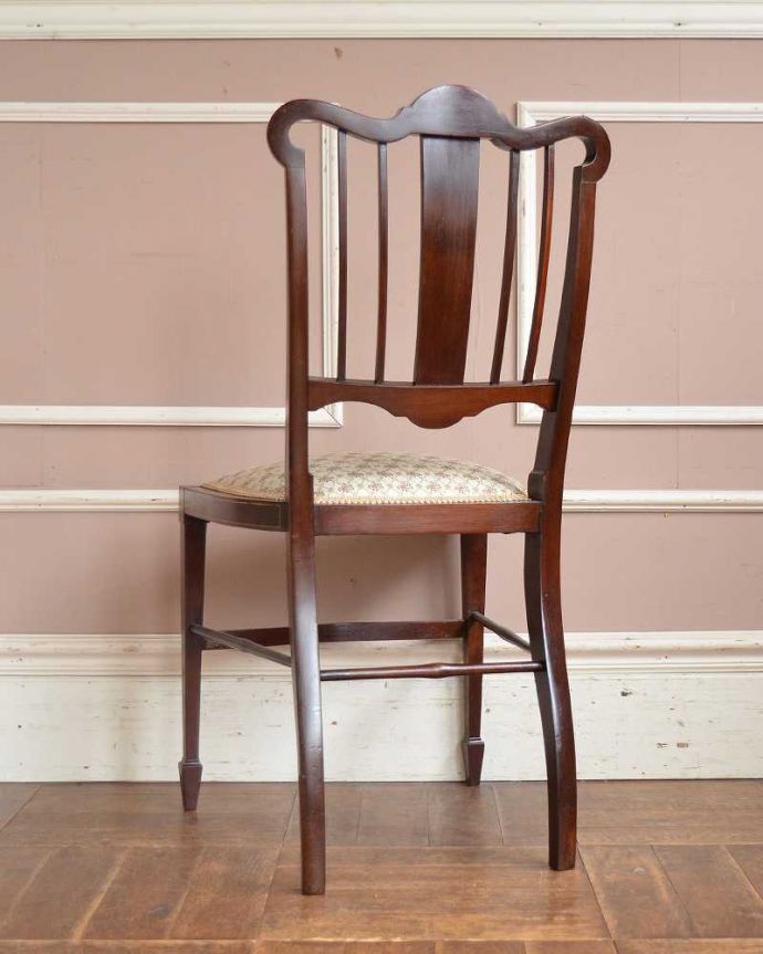 サロンチェア　アンティーク チェア　1900年代のアンティークサロンチェア、象嵌、彫刻が美しい英国スタイルチェア。後ろ姿にも自信アリ並べた時に後ろから見ることも多い椅子。(q-300-c)